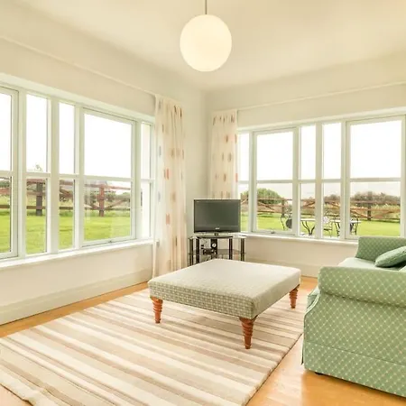 Country Setting In The Middle Of Town. بيت للعطل دينغل