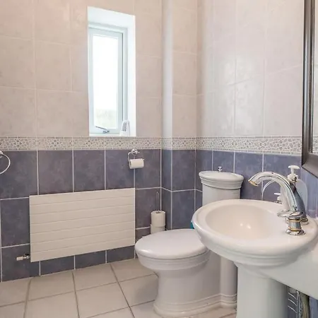 بيت للعطل Country Setting In The Middle Of Town.