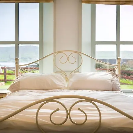 Country Setting In The Middle Of Town. بيت للعطل