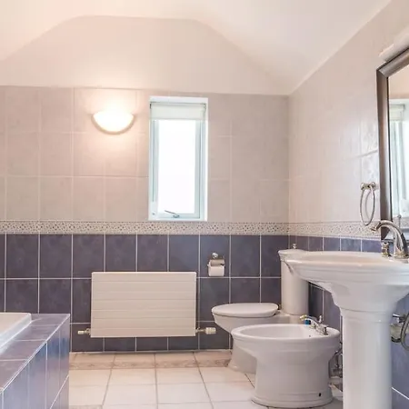 Country Setting In The Middle Of Town. بيت للعطل دينغل