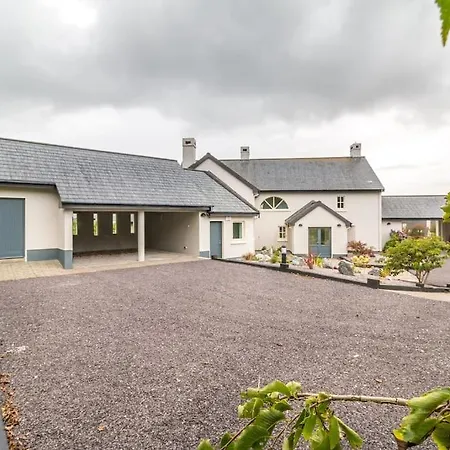 Country Setting In The Middle Of Town. Casa vacanze Dingle