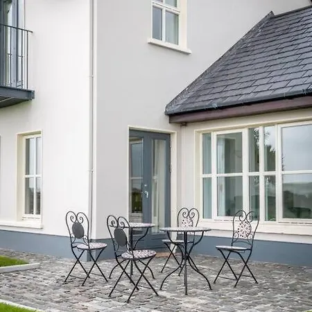 Country Setting In The Middle Of Town. دينغل