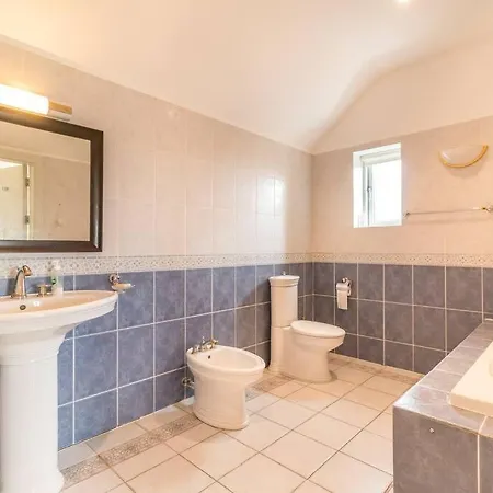 Country Setting In The Middle Of Town. * Dingle