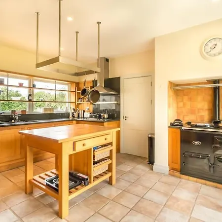 بيت للعطل Country Setting In The Middle Of Town. *