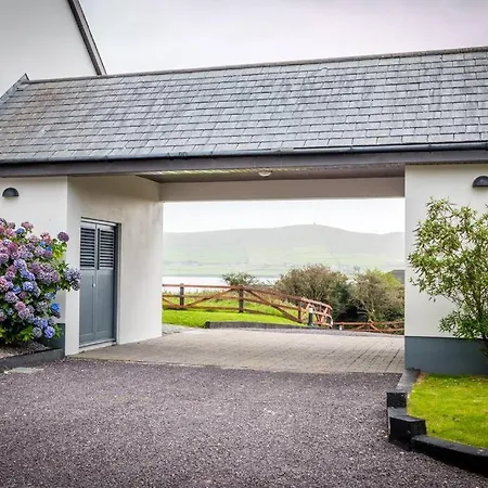 Country Setting In The Middle Of Town. Tatil Evi