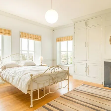 Country Setting In The Middle Of Town. بيت للعطل