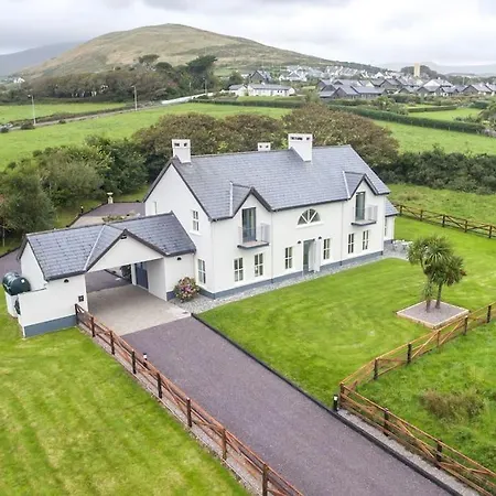 Country Setting In The Middle Of Town. *