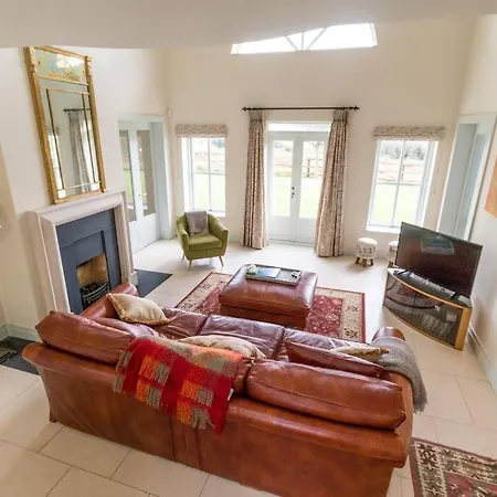 بيت للعطل Country Setting In The Middle Of Town.