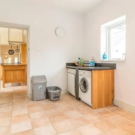 بيت للعطل Country Setting In The Middle Of Town.