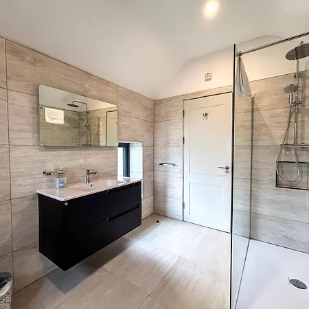 Country Setting In The Middle Of Town. * Dingle