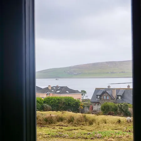 Country Setting In The Middle Of Town. * Dingle