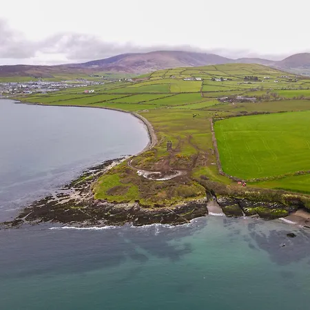 Country Setting In The Middle Of Town. * Dingle