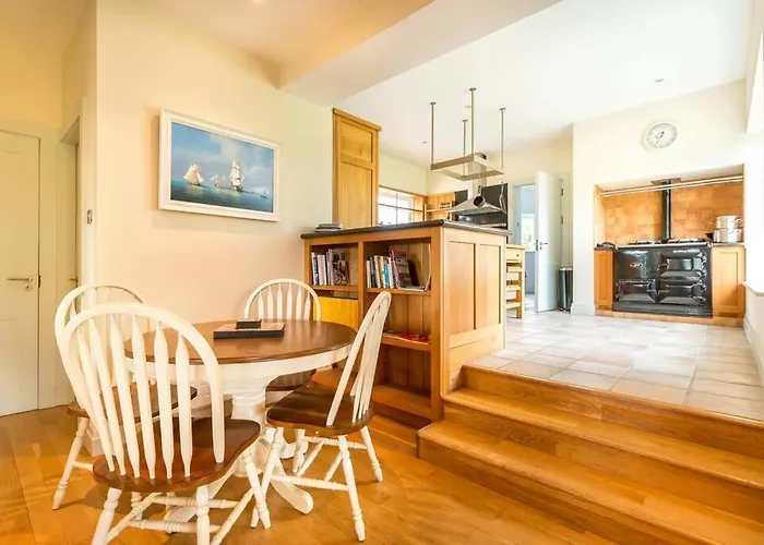 Country Setting In The Middle Of Town. * Dingle