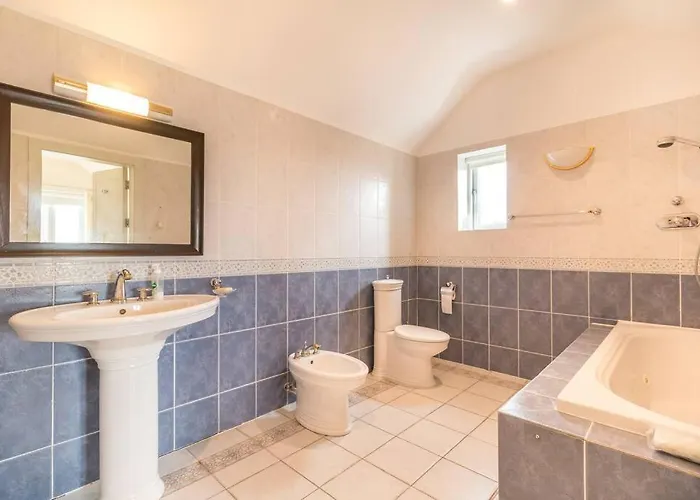 Country Setting In The Middle Of Town. * Dingle