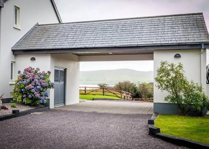 Country Setting In The Middle Of Town. Tatil Evi