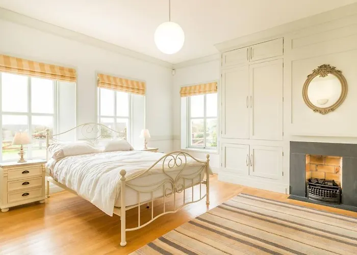 Country Setting In The Middle Of Town. Tatil Evi